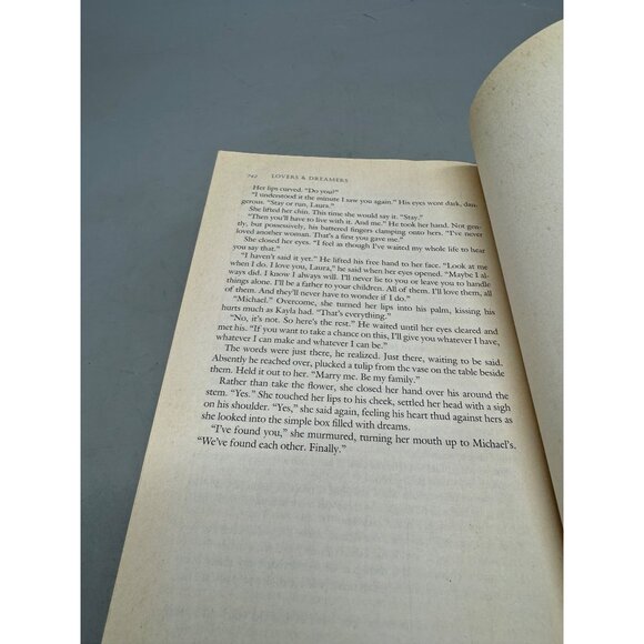 Nora Roberts "Lovers & Dreamers" Paperback Book 2005 English READ - Picture 4 of 9